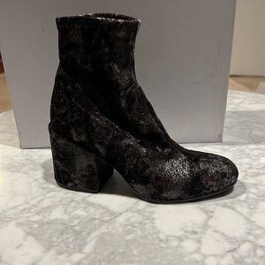 Shoe Box Fando/Forma Block Heel Stretch Crush Velvet Bootie 37